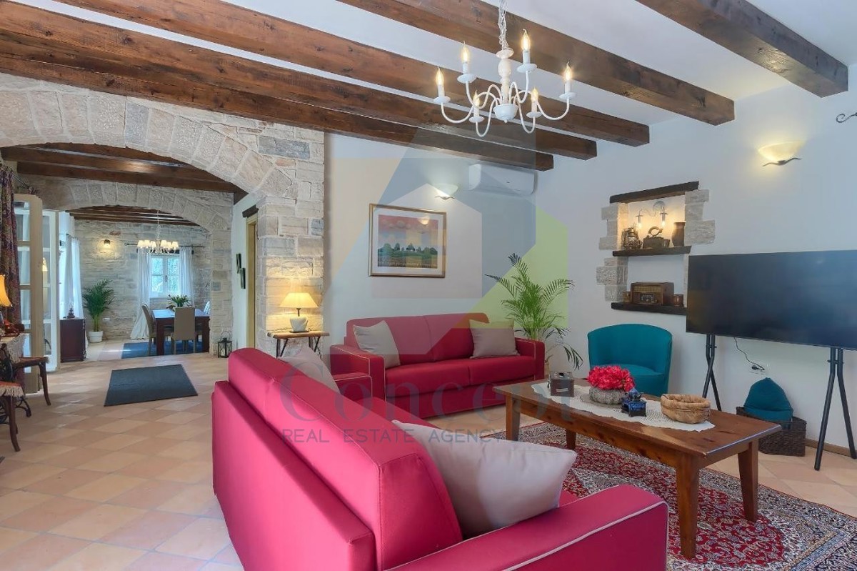 Poreč, Tinjan, Mediteranska kamena vila s bazenom na mirni lokaciji