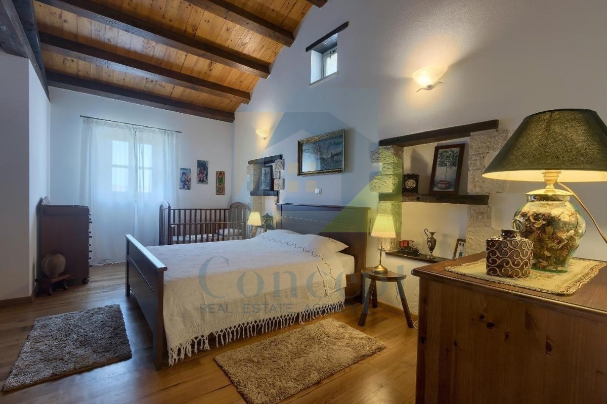 Poreč, Tinjan, Mediteranska kamena vila s bazenom na mirni lokaciji