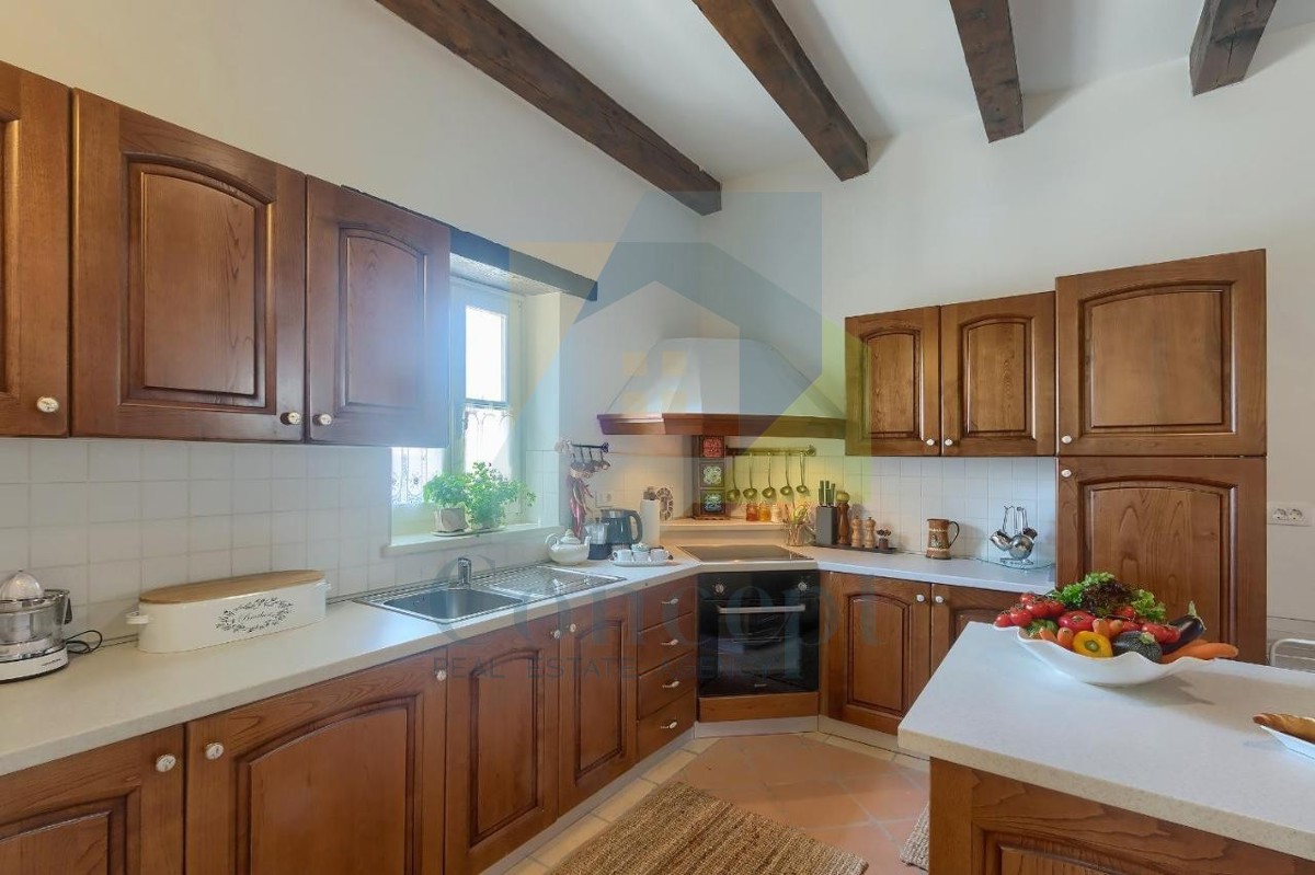 Poreč, Tinjan, Mediteranska kamena vila s bazenom na mirni lokaciji