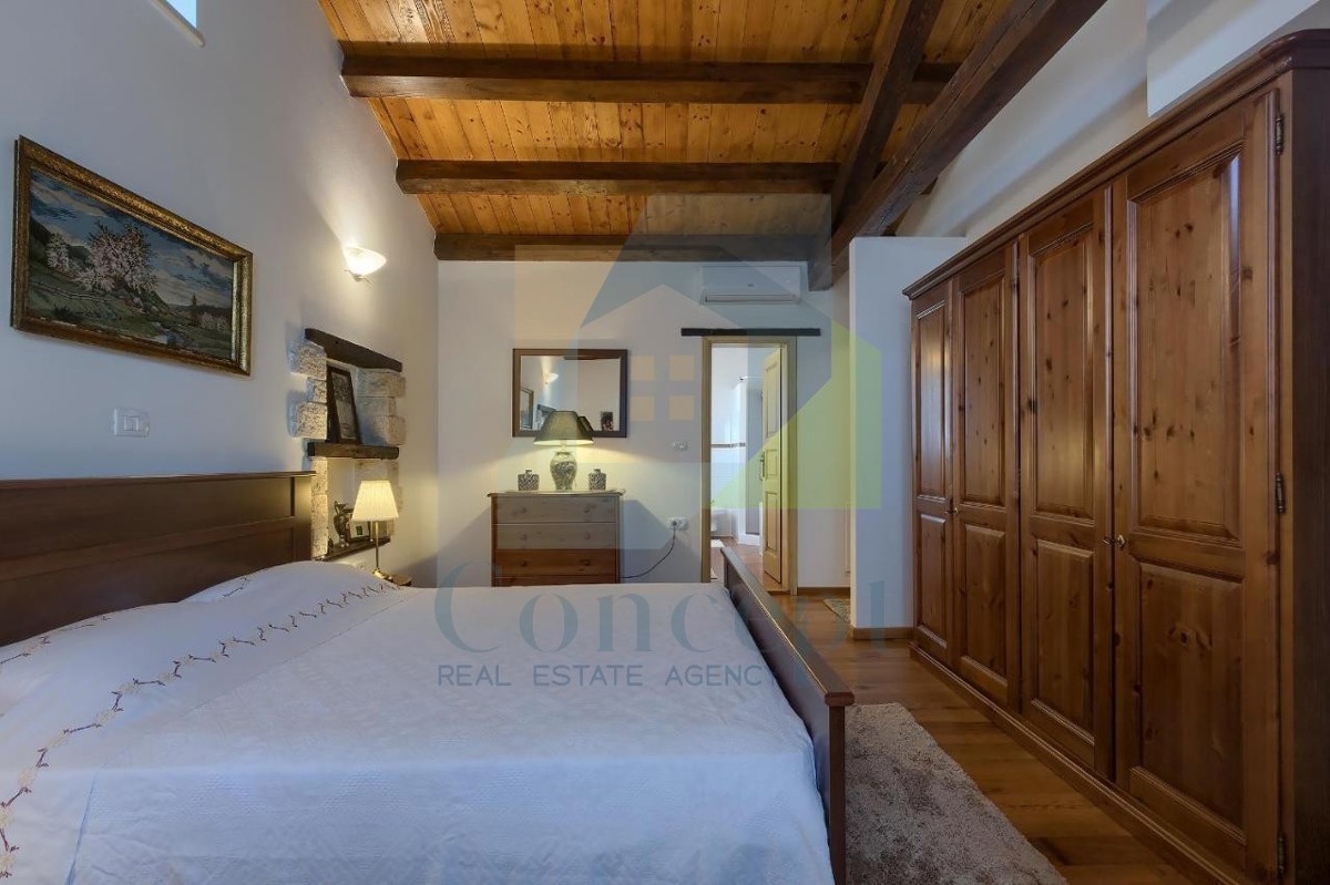 Poreč, Tinjan, Mediteranska kamena vila s bazenom na mirni lokaciji