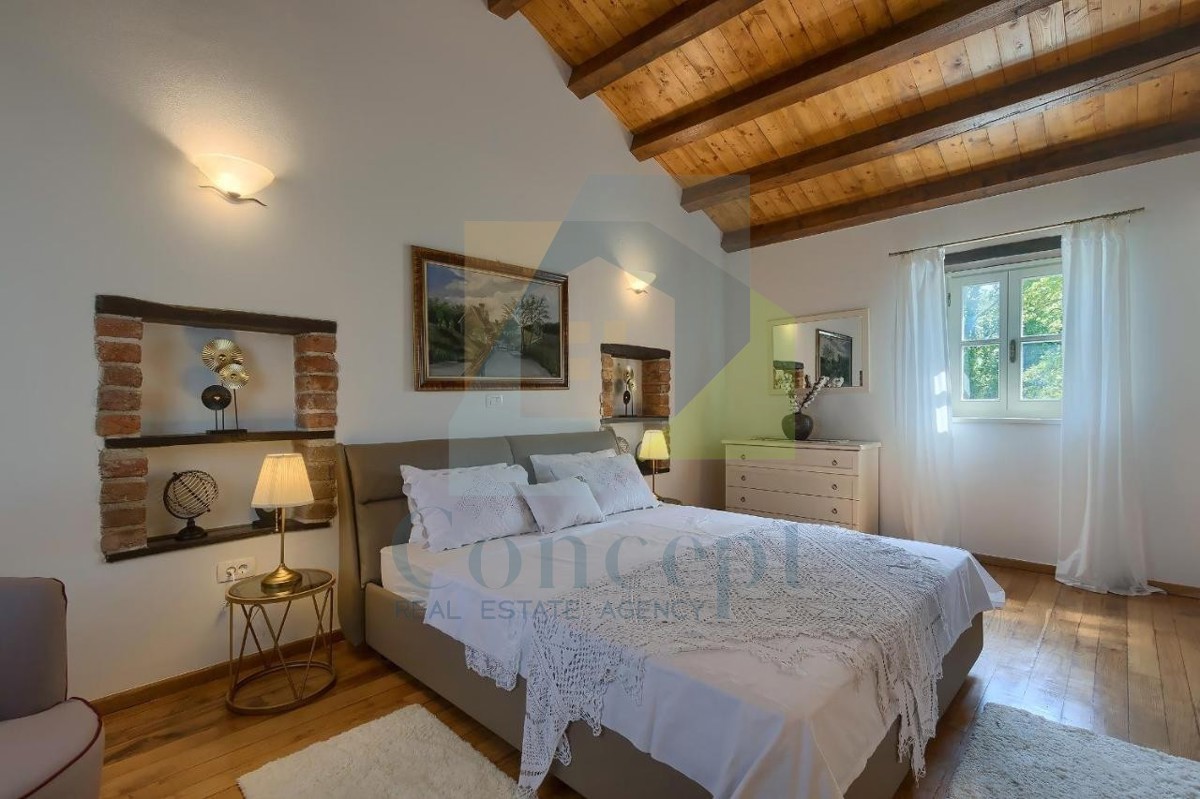 Poreč, Tinjan, Mediteranska kamena vila s bazenom na mirni lokaciji