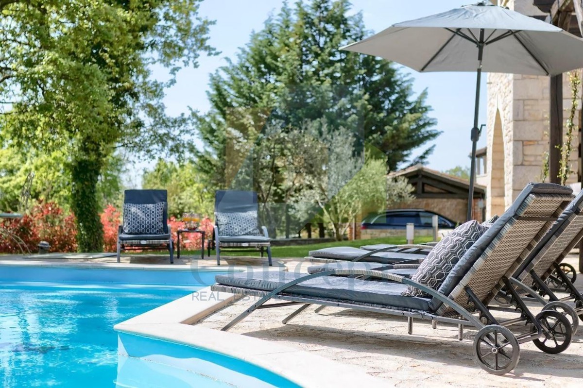 Poreč, Tinjan, Mediteranska kamena vila s bazenom na mirni lokaciji