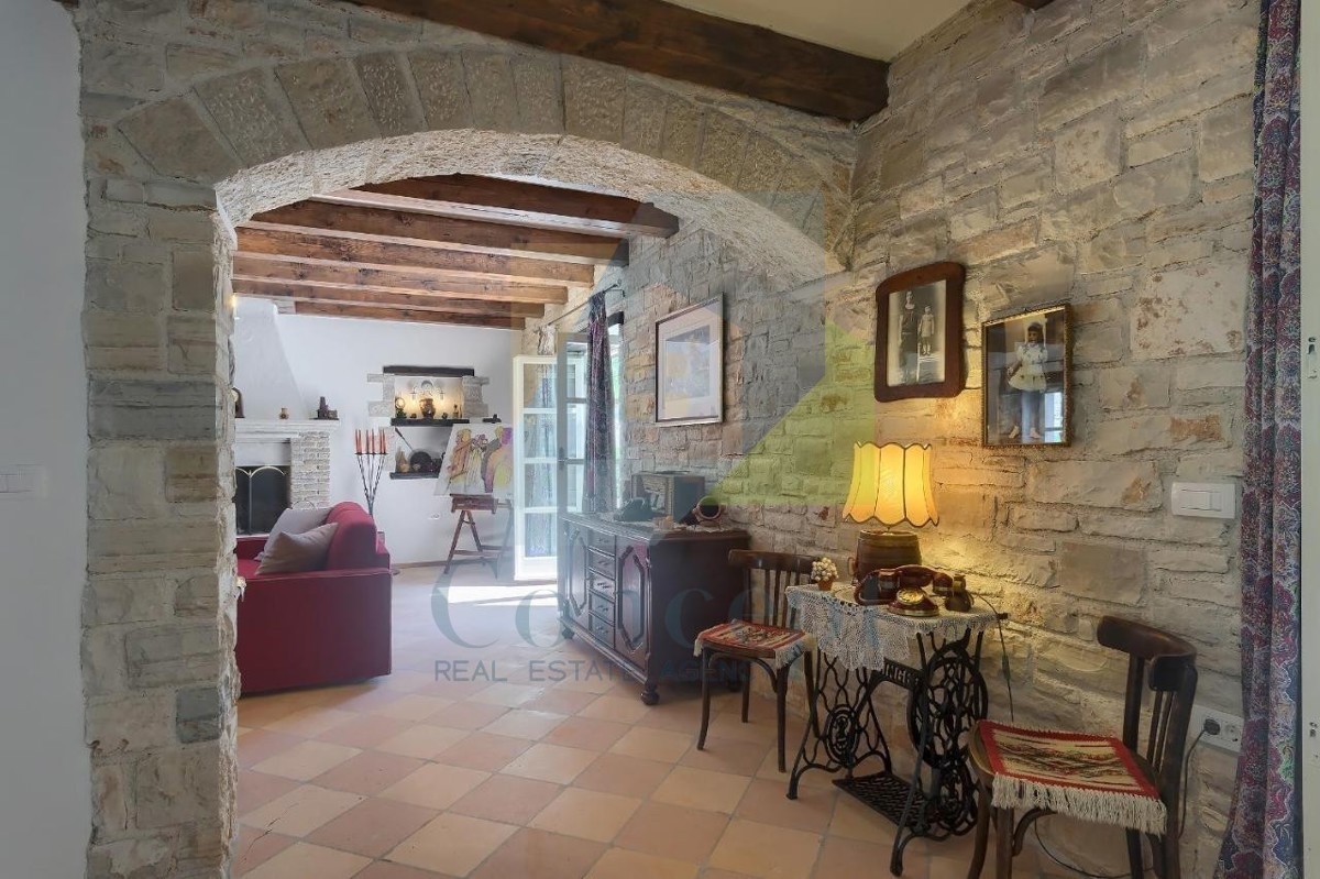 Poreč, Tinjan, Mediteranska kamena vila s bazenom na mirni lokaciji