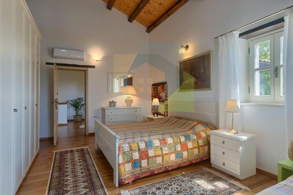 Poreč, Tinjan, Mediteranska kamena vila s bazenom na mirni lokaciji