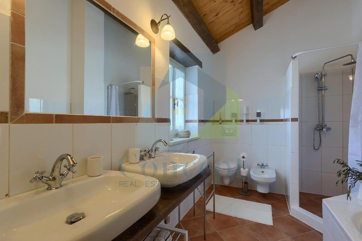 Poreč, Tinjan, Mediteranska kamena vila s bazenom na mirni lokaciji