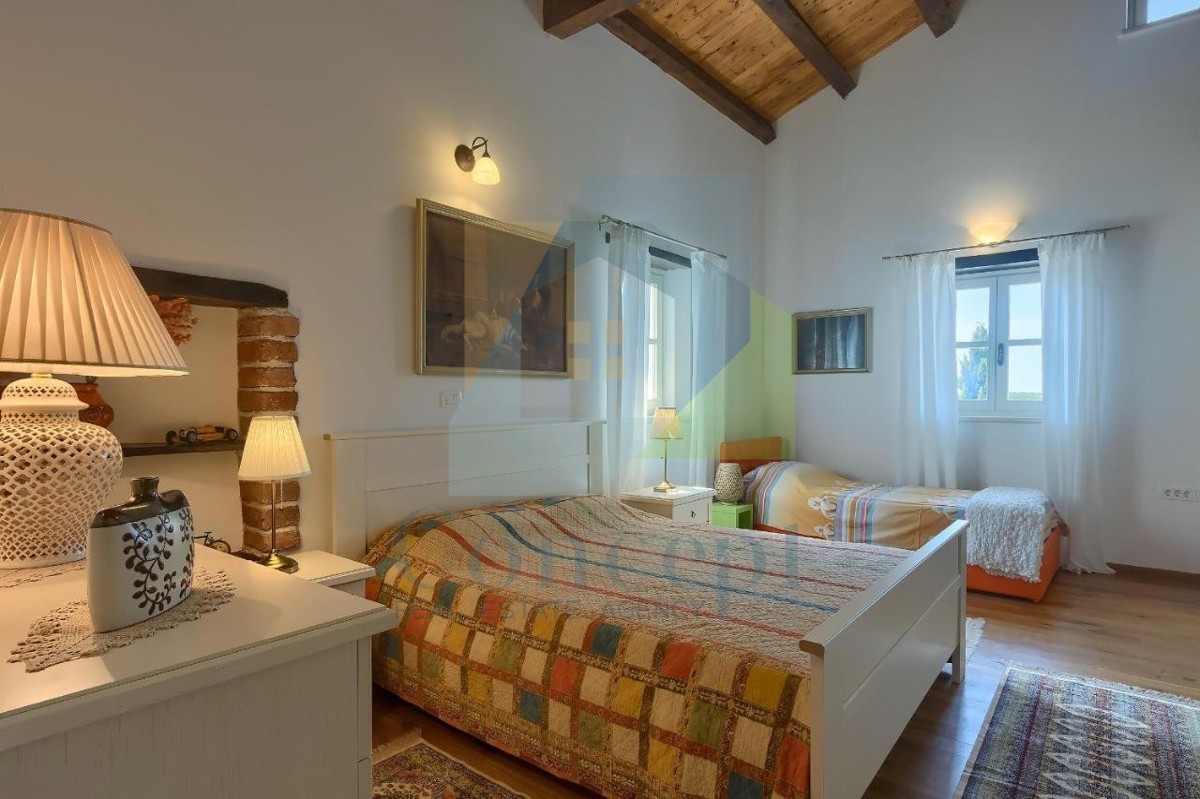 Poreč, Tinjan, Mediteranska kamena vila s bazenom na mirni lokaciji