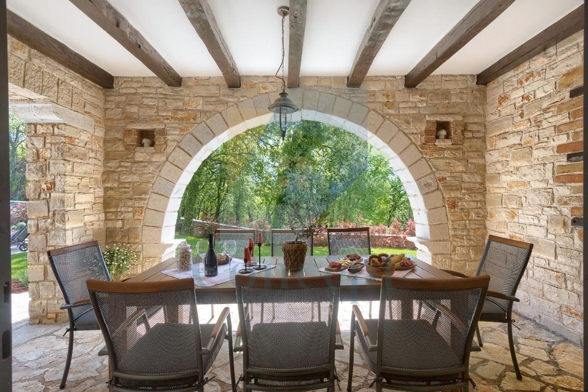 Poreč, Tinjan, Mediteranska kamena vila s bazenom na mirni lokaciji