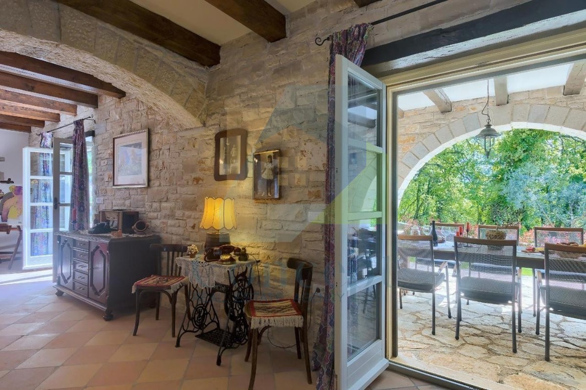 Poreč, Tinjan, Mediteranska kamena vila s bazenom na mirni lokaciji