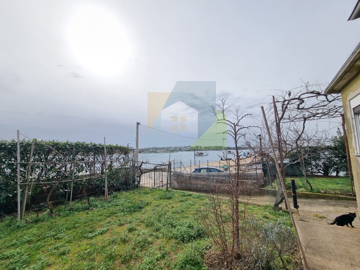 Novigrad, okolica, hiša za adaptacijo, prvi red do morja