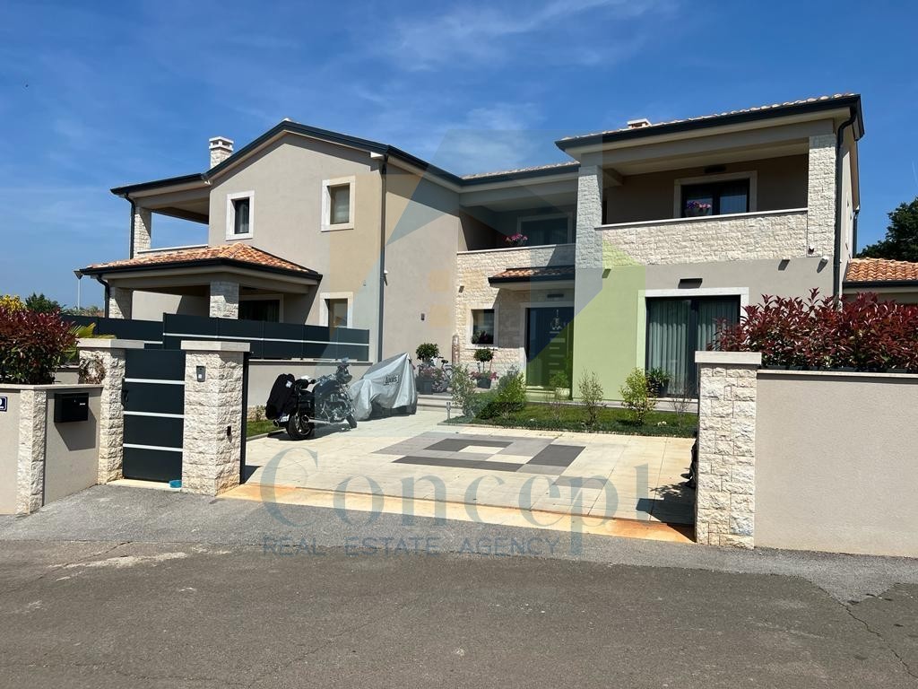 Poreč, okolica, Lepa urejena dvojna hiša, 4 km od Poreča