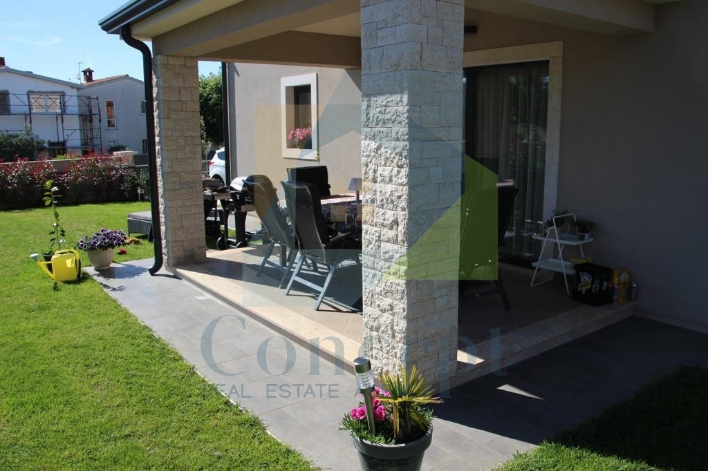 Poreč, okolica, Lepa urejena dvojna hiša, 4 km od Poreča