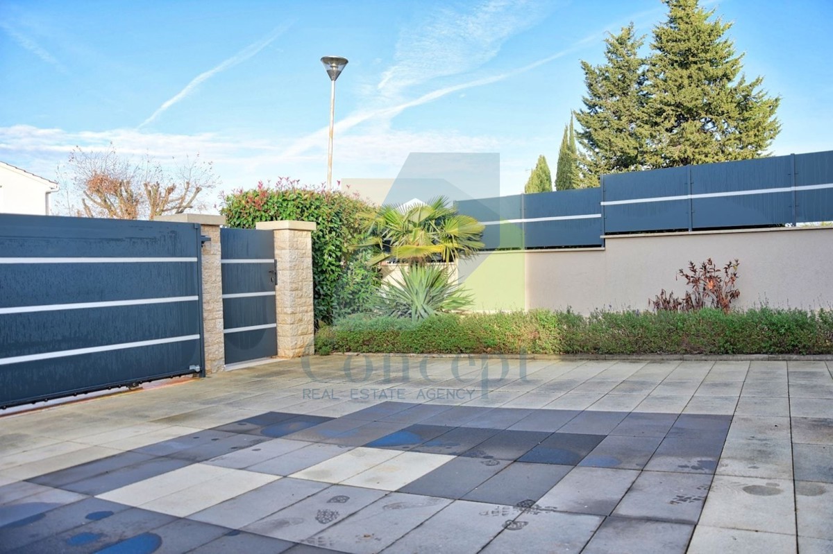 Poreč, okolica, Lepa urejena dvojna hiša, 4 km od Poreča