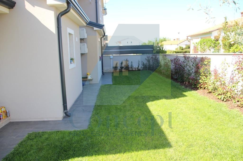 Poreč, okolica, Lepa urejena dvojna hiša, 4 km od Poreča