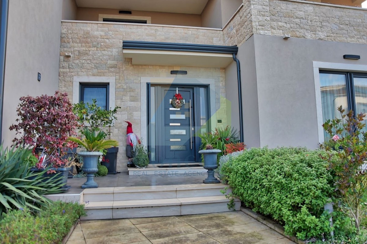 Poreč, okolica, Lepa urejena dvojna hiša, 4 km od Poreča