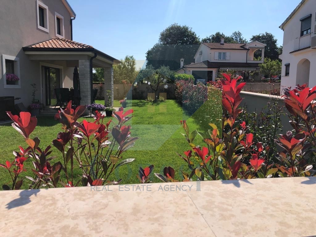 Poreč, okolica, Lepa urejena dvojna hiša, 4 km od Poreča