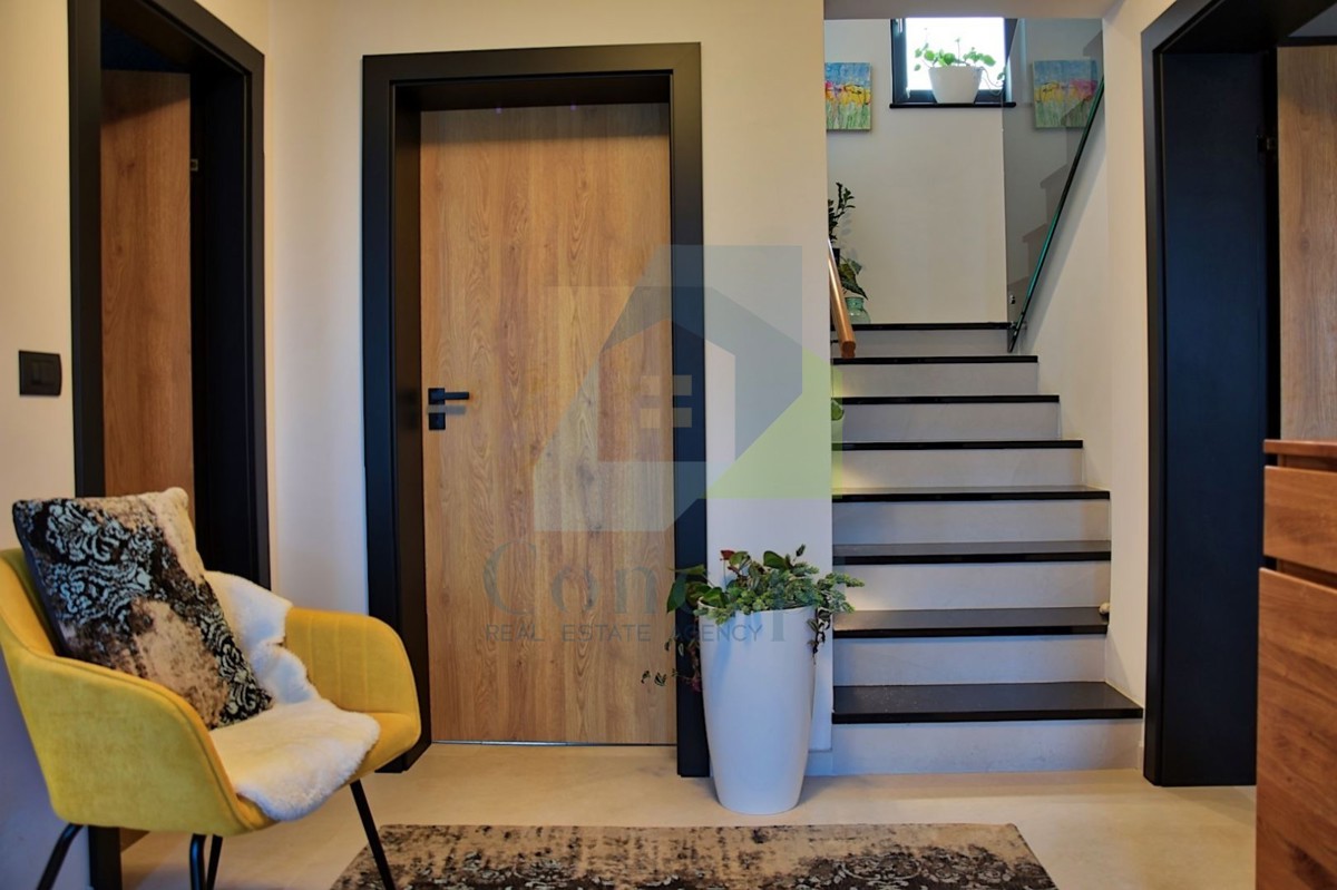 Poreč, okolica, Lepa urejena dvojna hiša, 4 km od Poreča