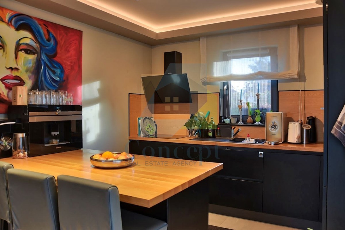 Poreč, okolica, Lepa urejena dvojna hiša, 4 km od Poreča