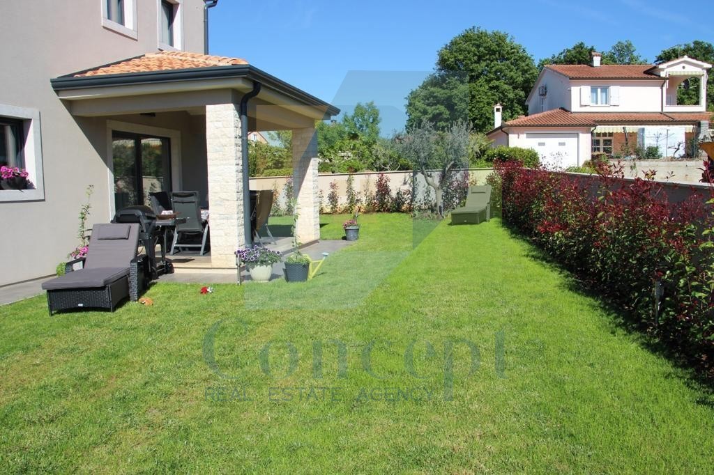 Poreč, okolica, Lepa urejena dvojna hiša, 4 km od Poreča