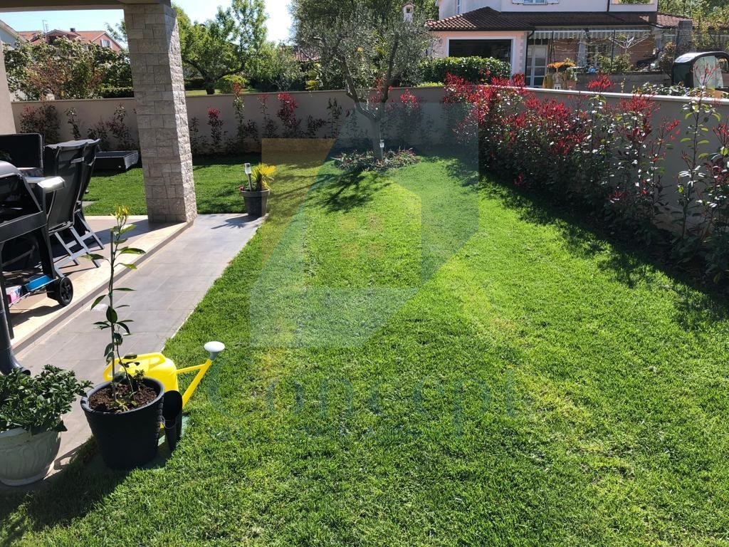 Poreč, okolica, Lepa urejena dvojna hiša, 4 km od Poreča