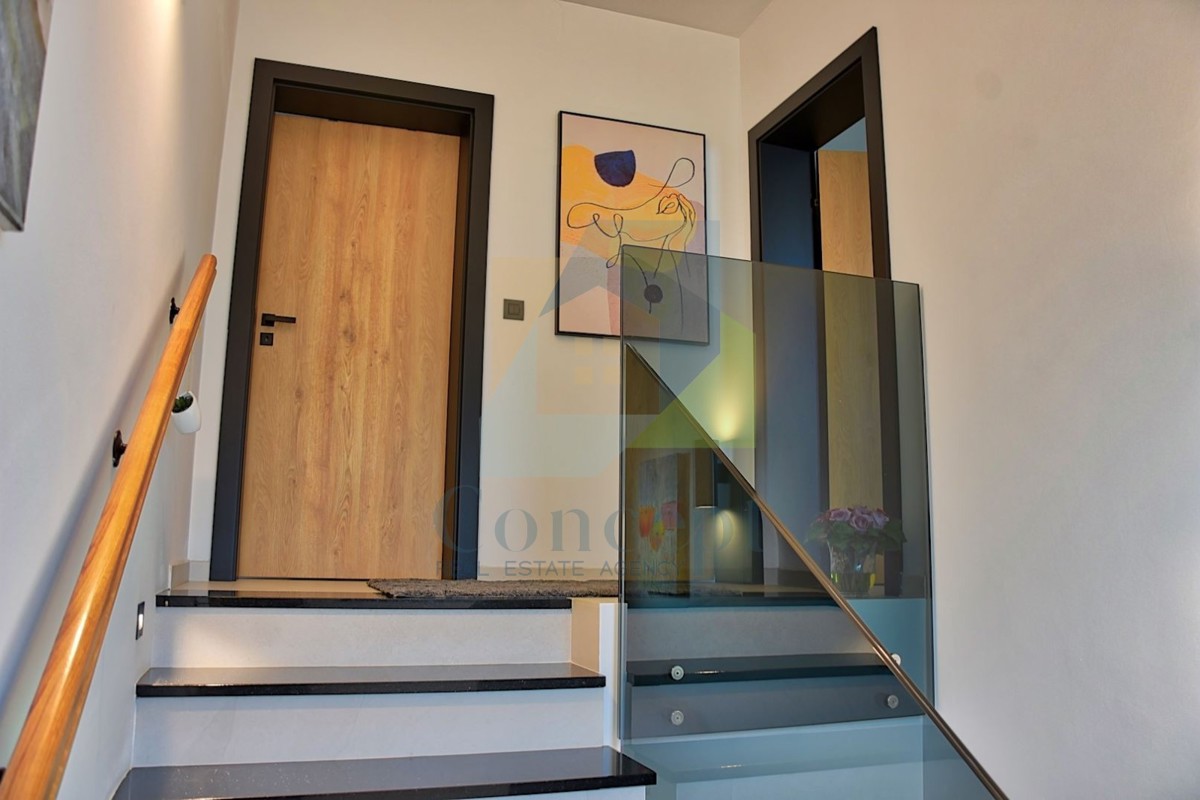 Poreč, okolica, Lepa urejena dvojna hiša, 4 km od Poreča