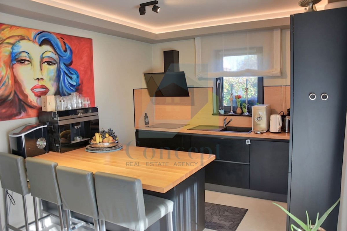 Poreč, okolica, Lepa urejena dvojna hiša, 4 km od Poreča