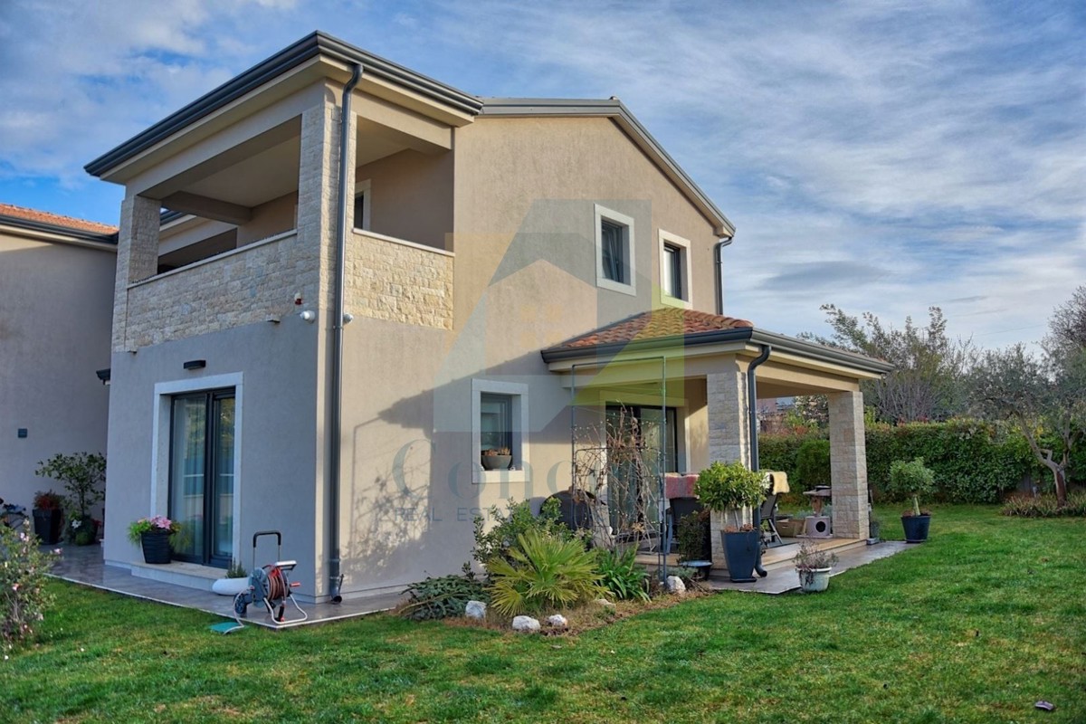 Poreč, okolica, Lepa urejena dvojna hiša, 4 km od Poreča