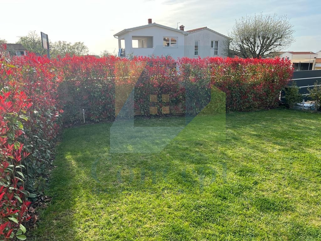 Poreč, okolica, Lepa urejena dvojna hiša, 4 km od Poreča