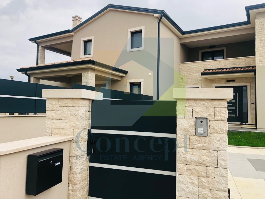 Poreč, okolica, Lepa urejena dvojna hiša, 4 km od Poreča