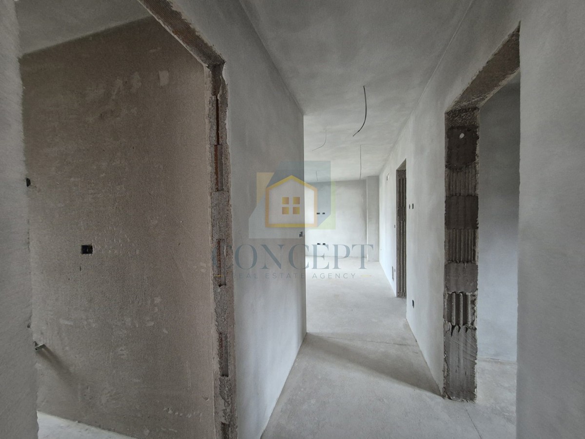 Poreč, uža okolica, Stan v 1. nadstropju na odlični lokaciji, 1,5 km od morja