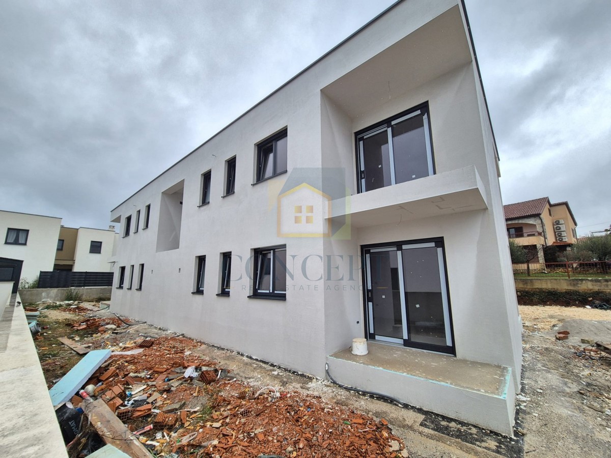 Poreč, uža okolica, Stan v 1. nadstropju na odlični lokaciji, 1,5 km od morja