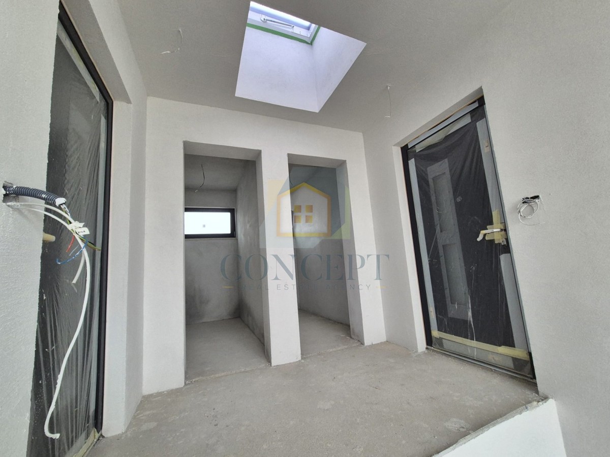 Poreč, uža okolica, Stan v 1. nadstropju na odlični lokaciji, 1,5 km od morja