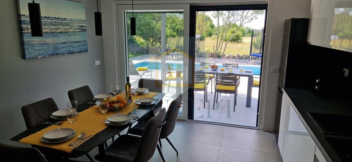 Labin, okolica, Prizemna hiša s bazenom in veliko parcelo, 3,5 km od morja