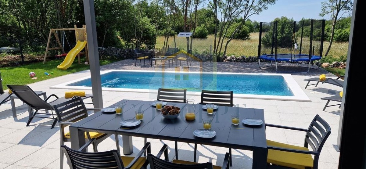 Labin, okolica, Prizemna hiša s bazenom in veliko parcelo, 3,5 km od morja