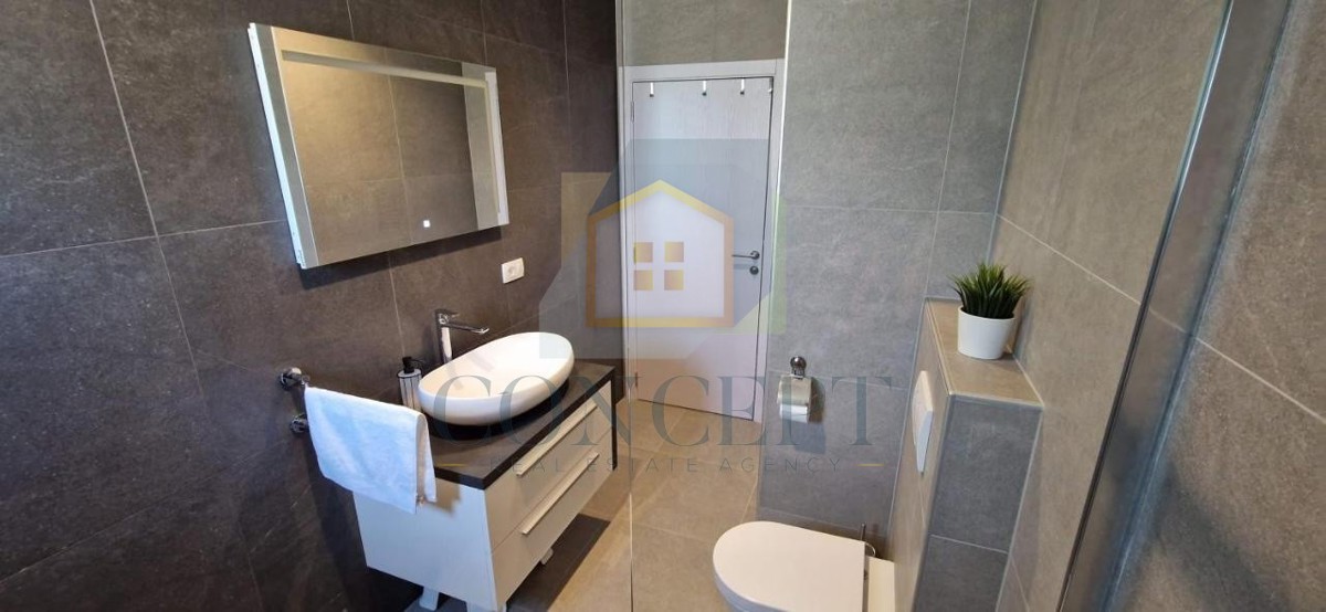 Labin, okolica, Prizemna hiša s bazenom in veliko parcelo, 3,5 km od morja