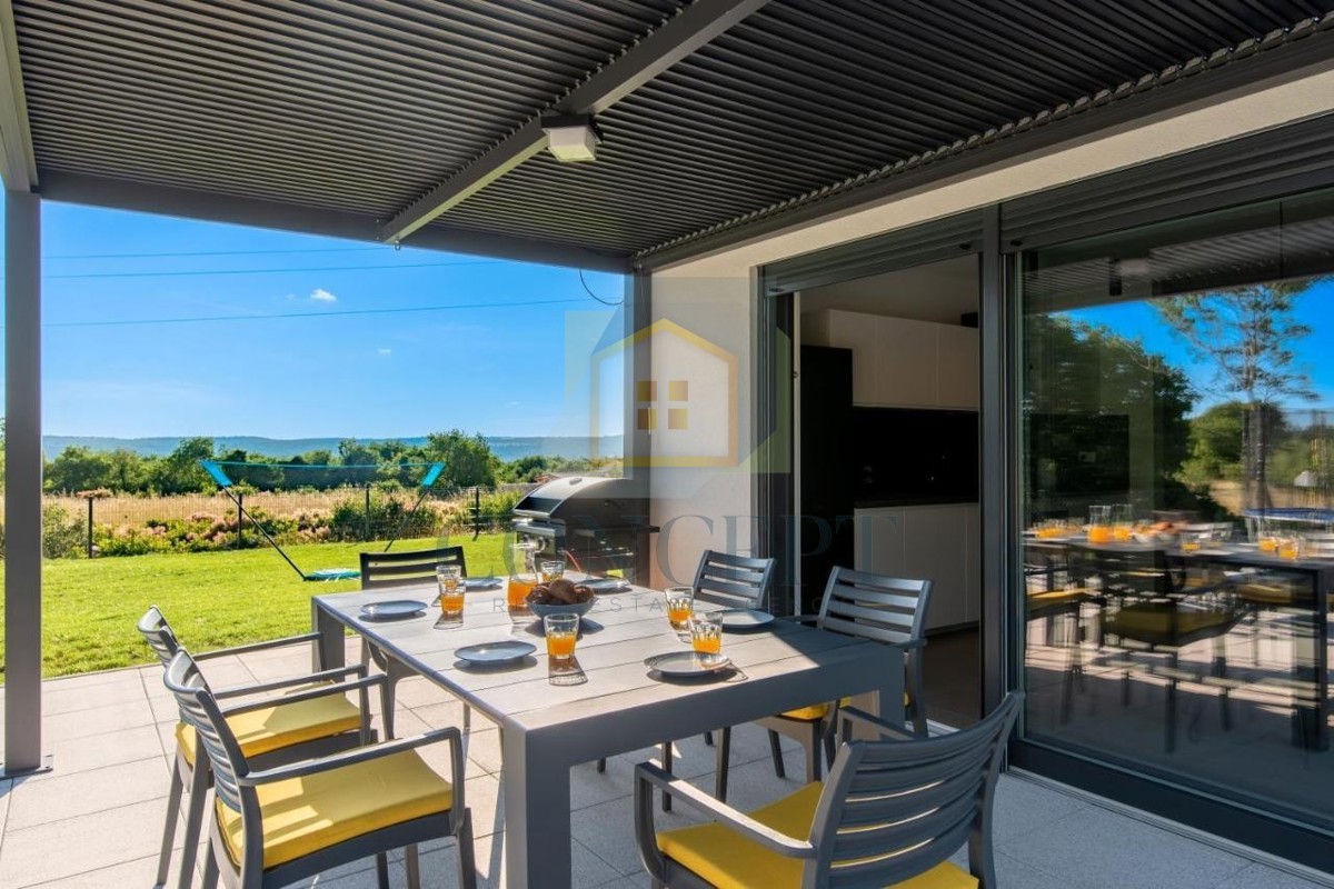 Labin, okolica, Prizemna hiša s bazenom in veliko parcelo, 3,5 km od morja