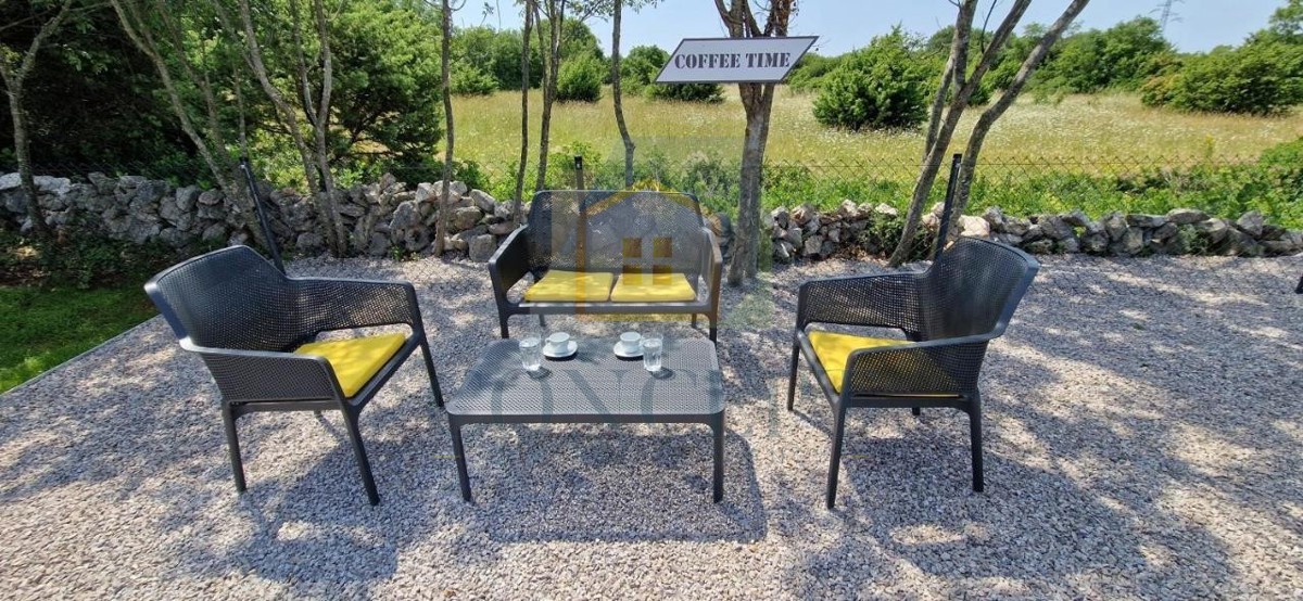 Labin, okolica, Prizemna hiša s bazenom in veliko parcelo, 3,5 km od morja