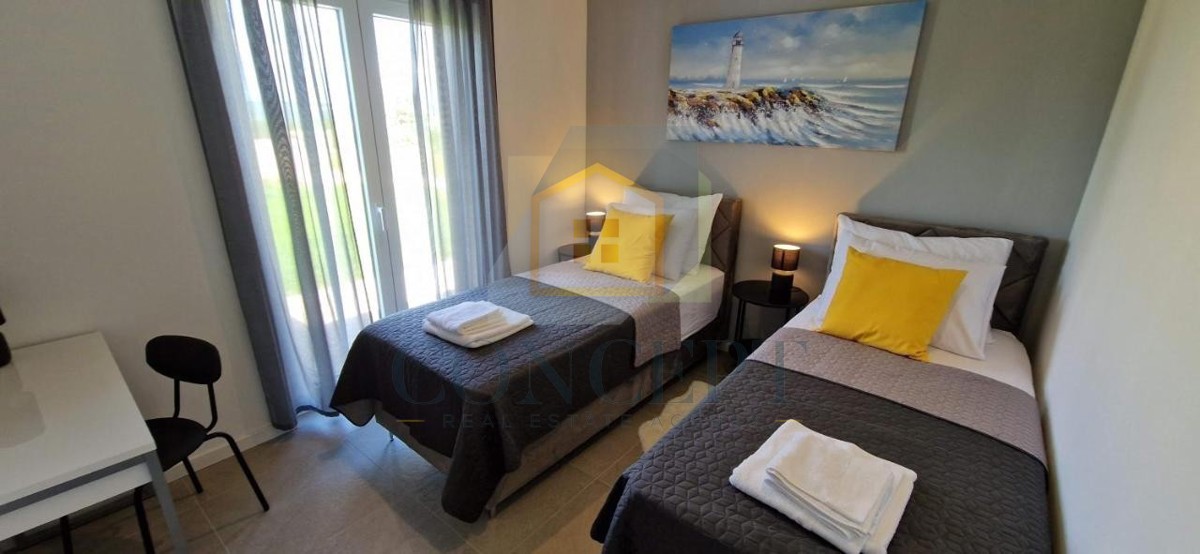 Labin, okolica, Prizemna hiša s bazenom in veliko parcelo, 3,5 km od morja