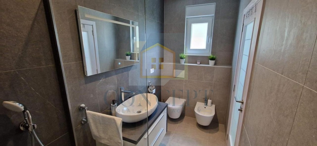 Labin, okolica, Prizemna hiša s bazenom in veliko parcelo, 3,5 km od morja