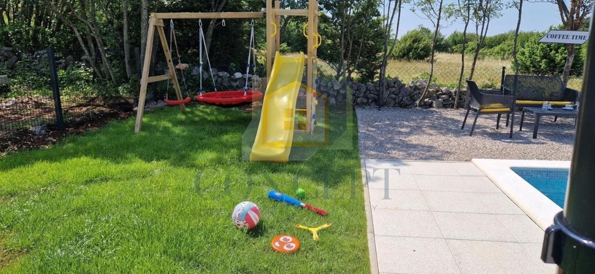 Labin, okolica, Prizemna hiša s bazenom in veliko parcelo, 3,5 km od morja