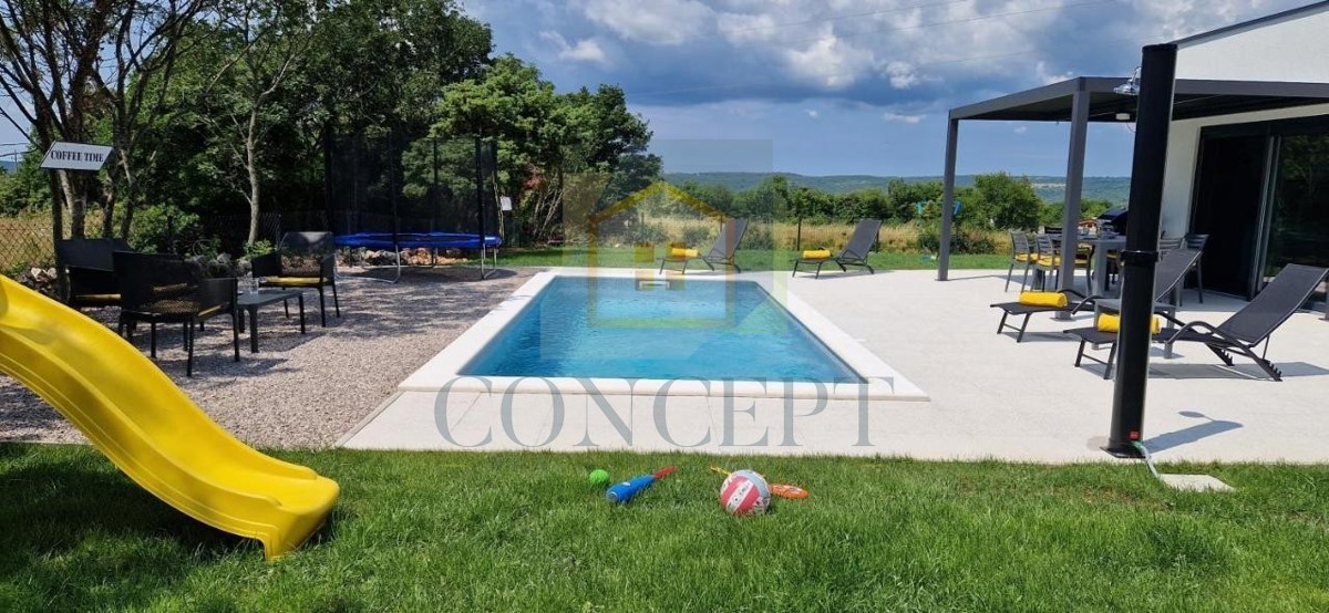 Labin, okolica, Prizemna hiša s bazenom in veliko parcelo, 3,5 km od morja