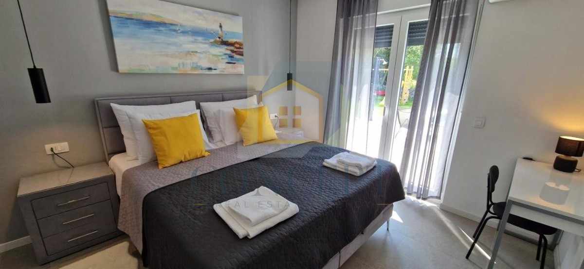 Labin, okolica, Prizemna hiša s bazenom in veliko parcelo, 3,5 km od morja