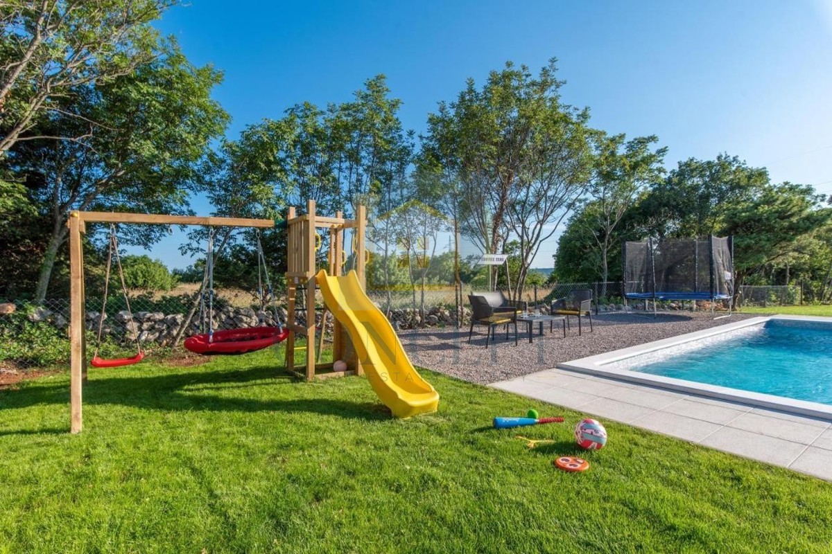 Labin, okolica, Prizemna hiša s bazenom in veliko parcelo, 3,5 km od morja