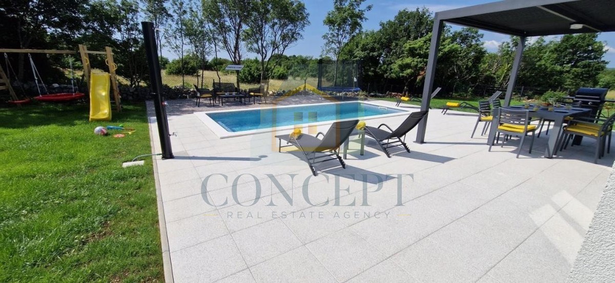 Labin, okolica, Prizemna hiša s bazenom in veliko parcelo, 3,5 km od morja