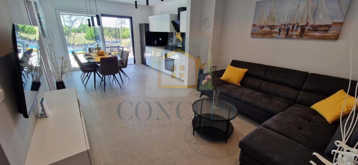 Labin, okolica, Prizemna hiša s bazenom in veliko parcelo, 3,5 km od morja