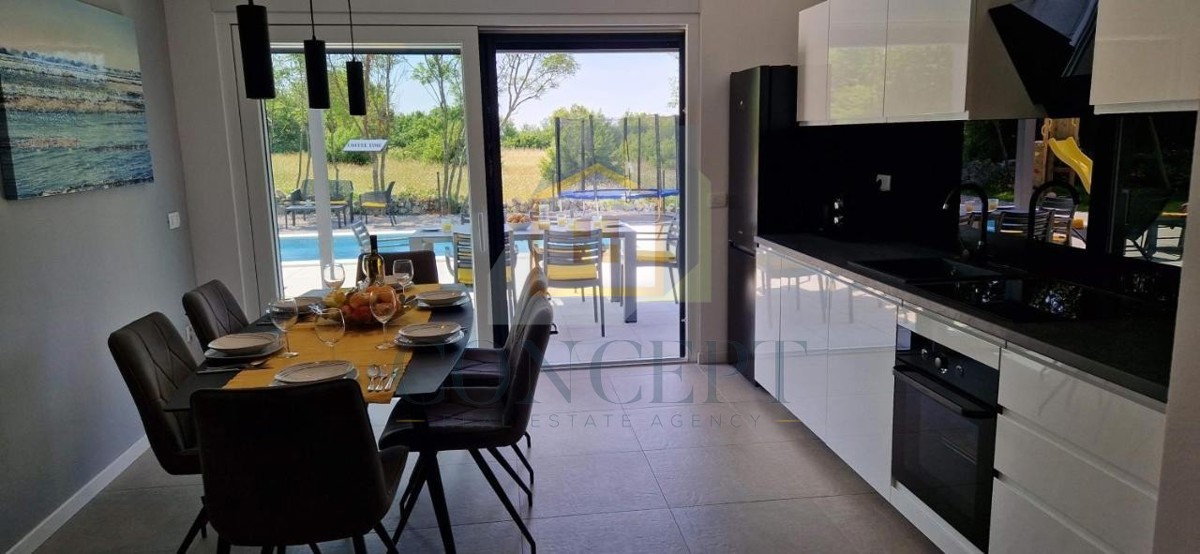 Labin, okolica, Prizemna hiša s bazenom in veliko parcelo, 3,5 km od morja