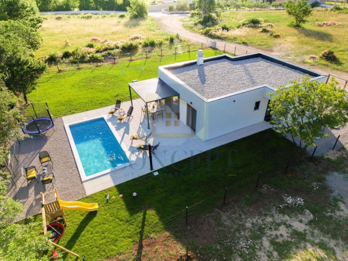 Labin, okolica, Prizemna hiša s bazenom in veliko parcelo, 3,5 km od morja