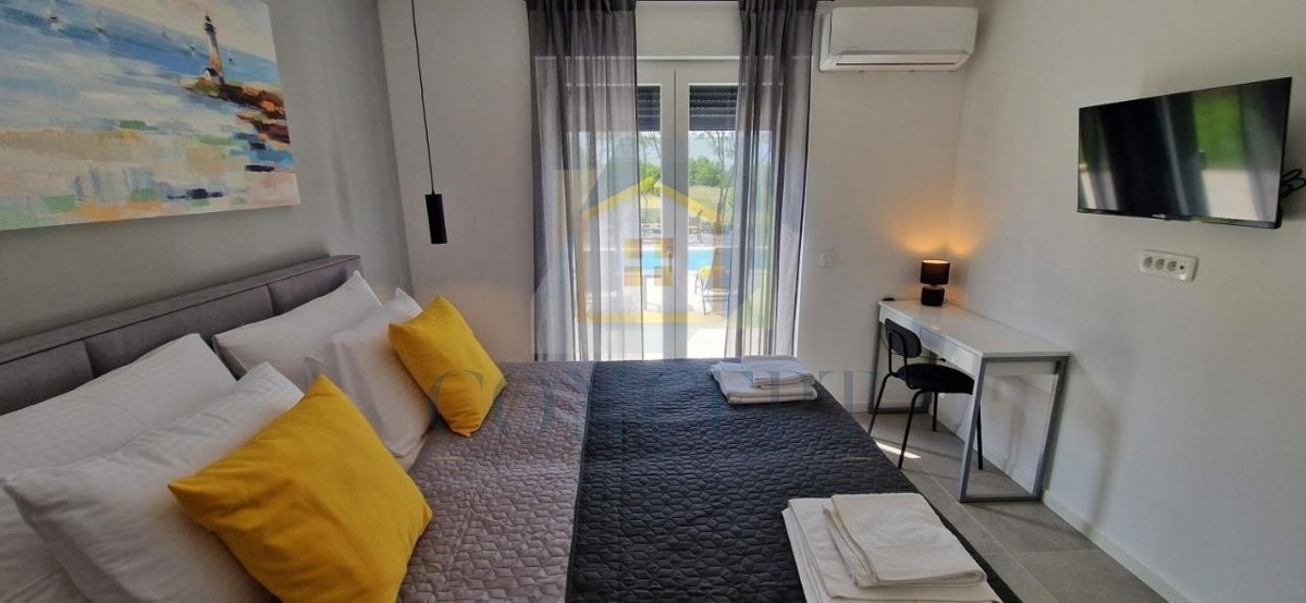 Labin, okolica, Prizemna hiša s bazenom in veliko parcelo, 3,5 km od morja