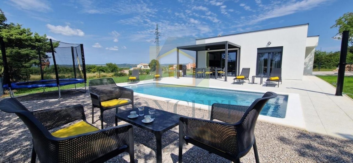 Labin, okolica, Prizemna hiša s bazenom in veliko parcelo, 3,5 km od morja