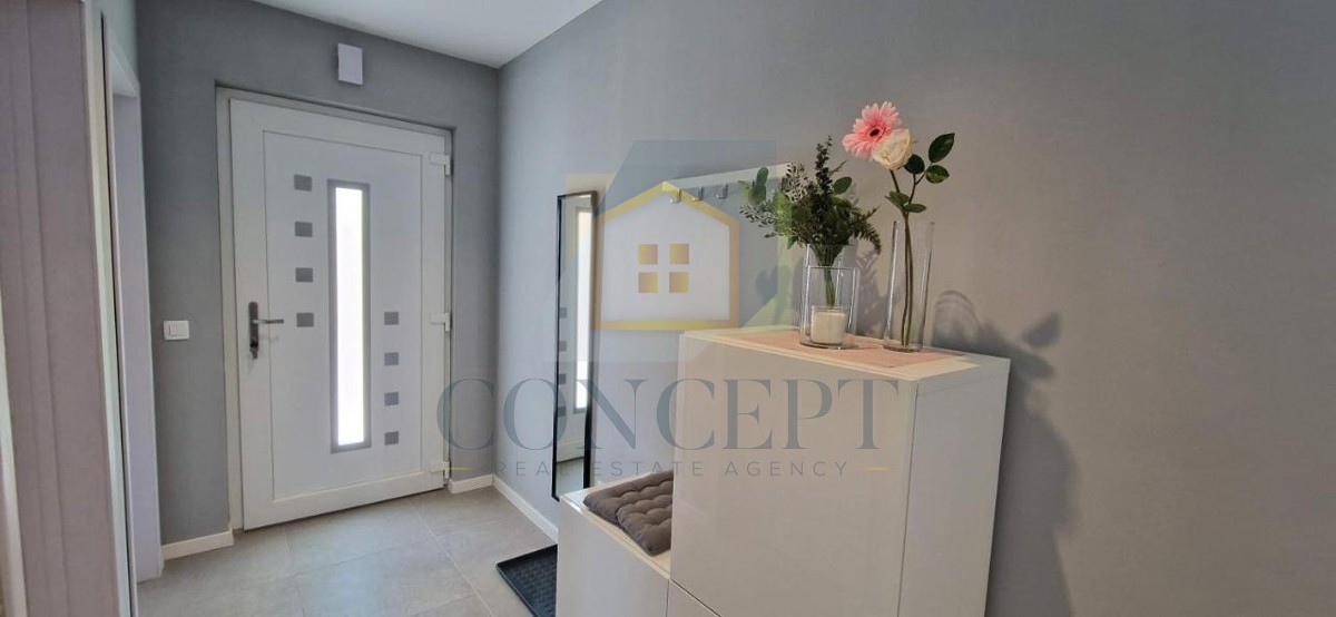 Labin, okolica, Prizemna hiša s bazenom in veliko parcelo, 3,5 km od morja