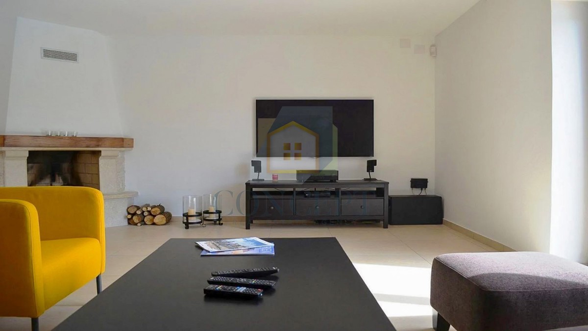 Poreč, širša okolica, Kamena vila s bazenom na mirni lokaciji in pogledom na morje, 19 km od morja